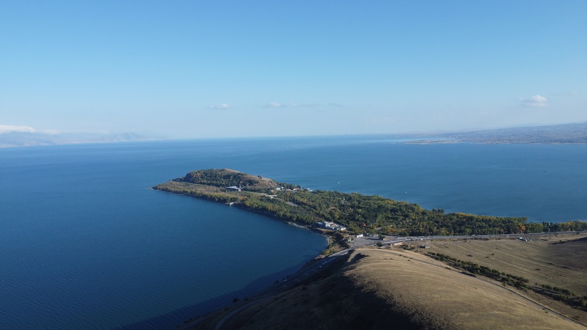 Озеро Севан, фото с дрона автора канала Записки кочевников. Вот где-то в этих местах геройпубликации и нашел злополучный столбик. Хотя казалось бы...