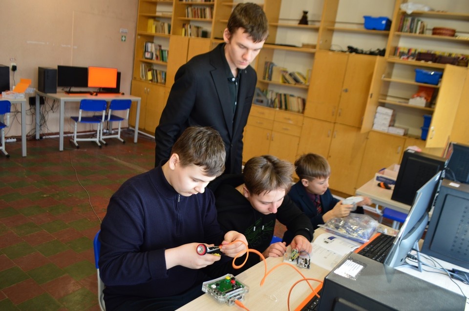    У мальчишек горят глаза, когда они учатся собирать и программировать роботов Роман ПОБЕРЕЖНЮК