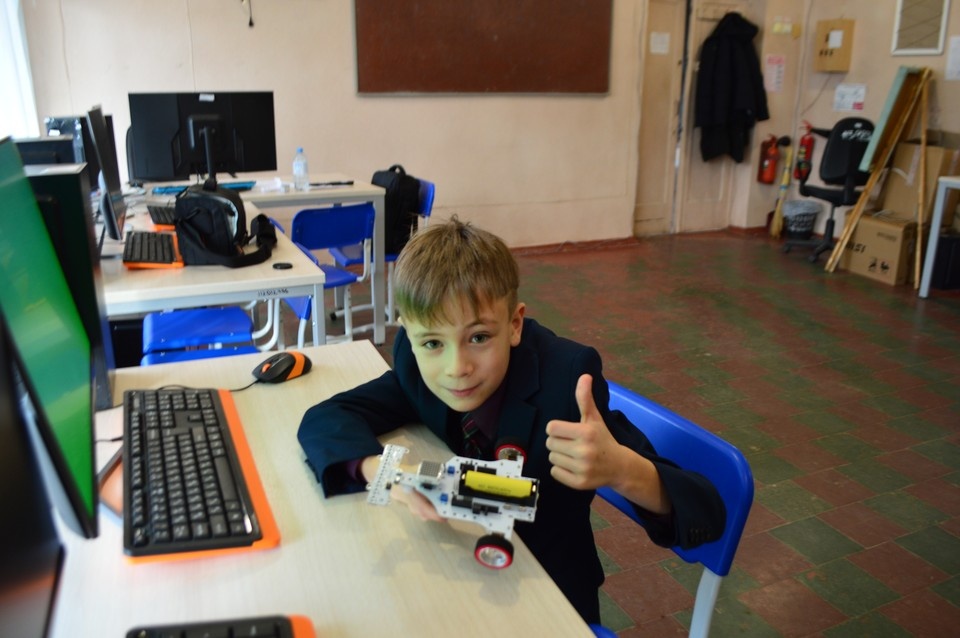    У мальчишек горят глаза, когда они учатся собирать и программировать роботов Роман ПОБЕРЕЖНЮК