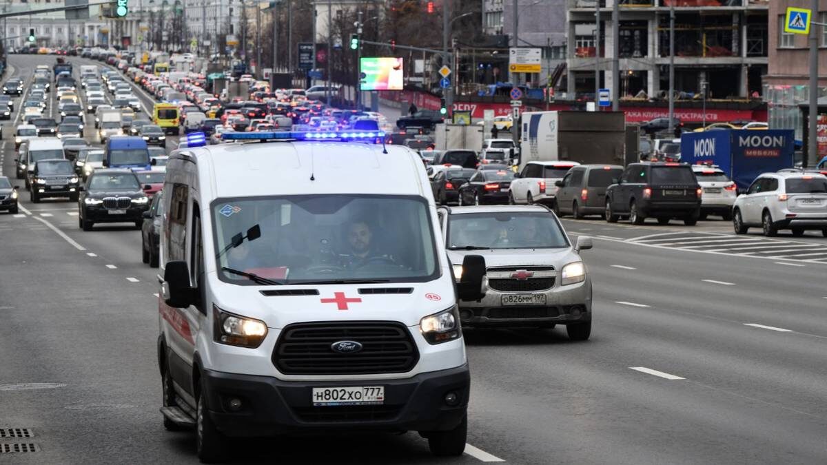    Девочки были оперативно госпитализированы на автомобилях службы скорой медицинской помощи / Фото: Александр Манзюк / ТАСС