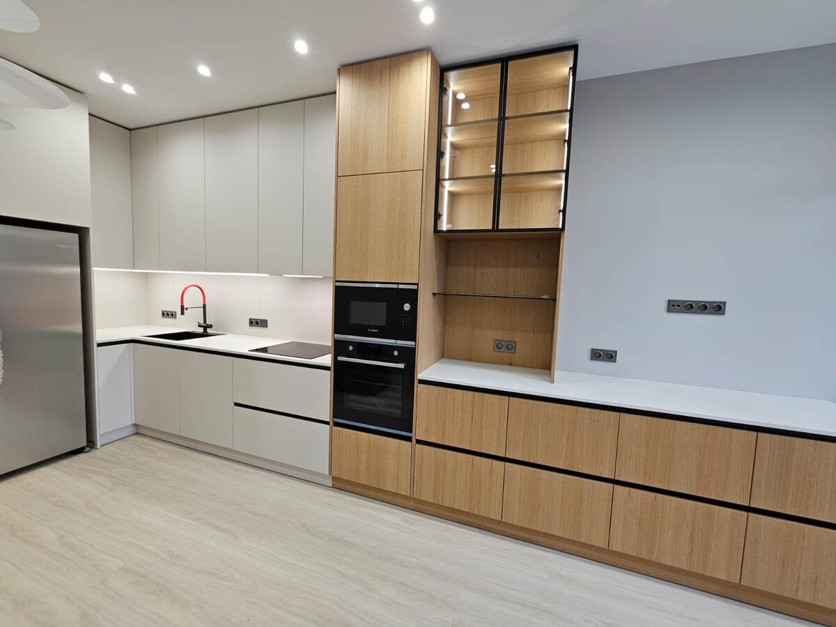 Работа дизайн студии  "Фурникрафт" с фасадами пластик Mattelux и шпон- Furnicrafr.ru