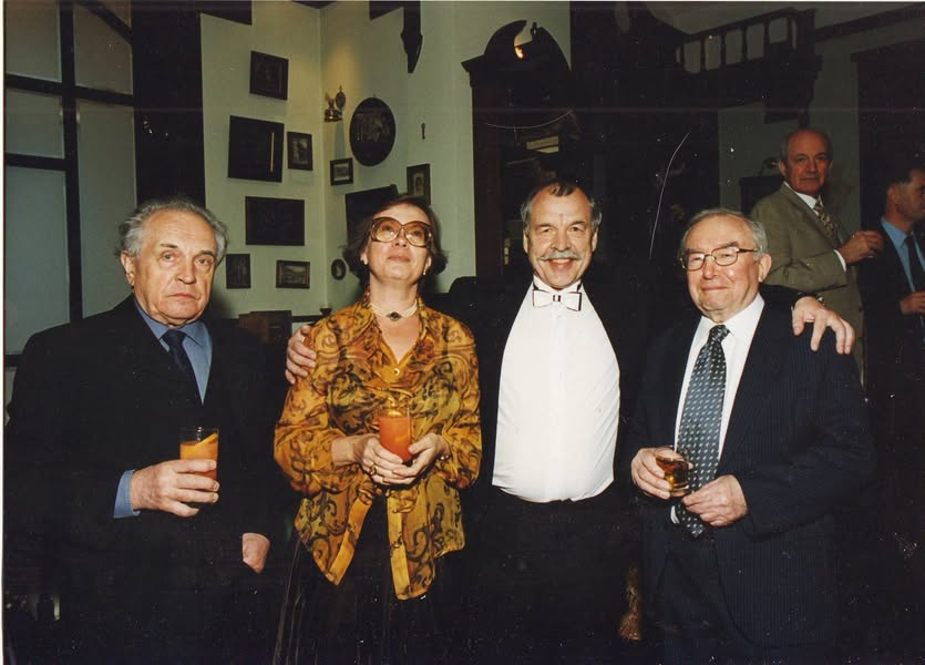 На фотографии: Александр Зиновьев, жена его, Ольга Мироновна, я, Евгений Гусляров, и выдающийся журналист-международник Станислав Кондрашов. Пьём коктейль «Кровавая Мери».