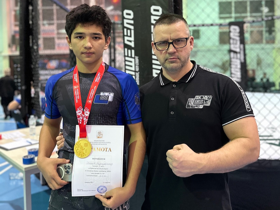     Победитель Нурмухаммад Иссоев с тренером Кириллом Денисовым. Фото: t.me/chernogolovkavk