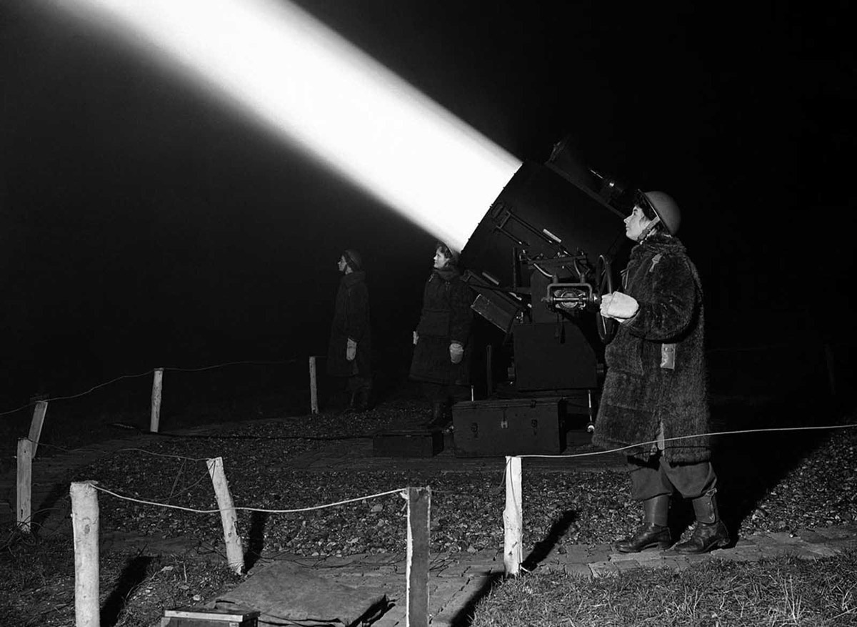 Женский расчет 90-см прожектора Projector A.A., 90-cm Mk.VI. Такая картина для английской ПВО была привычной.