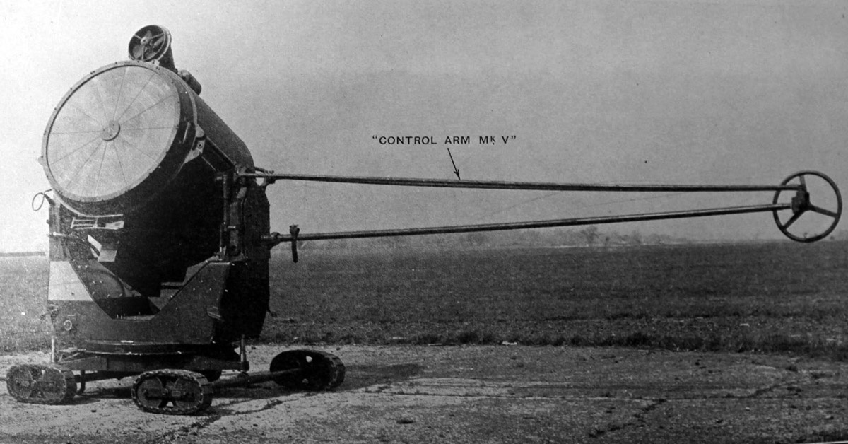 Длинная штанга управления облегчала наводку по горизонтали.