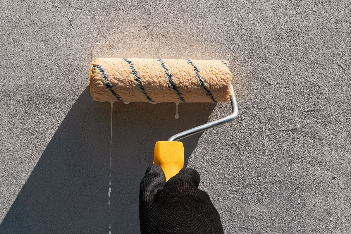 Грунтование влияет на долговечность и качество отделки. Источник: Shutterstock📷
