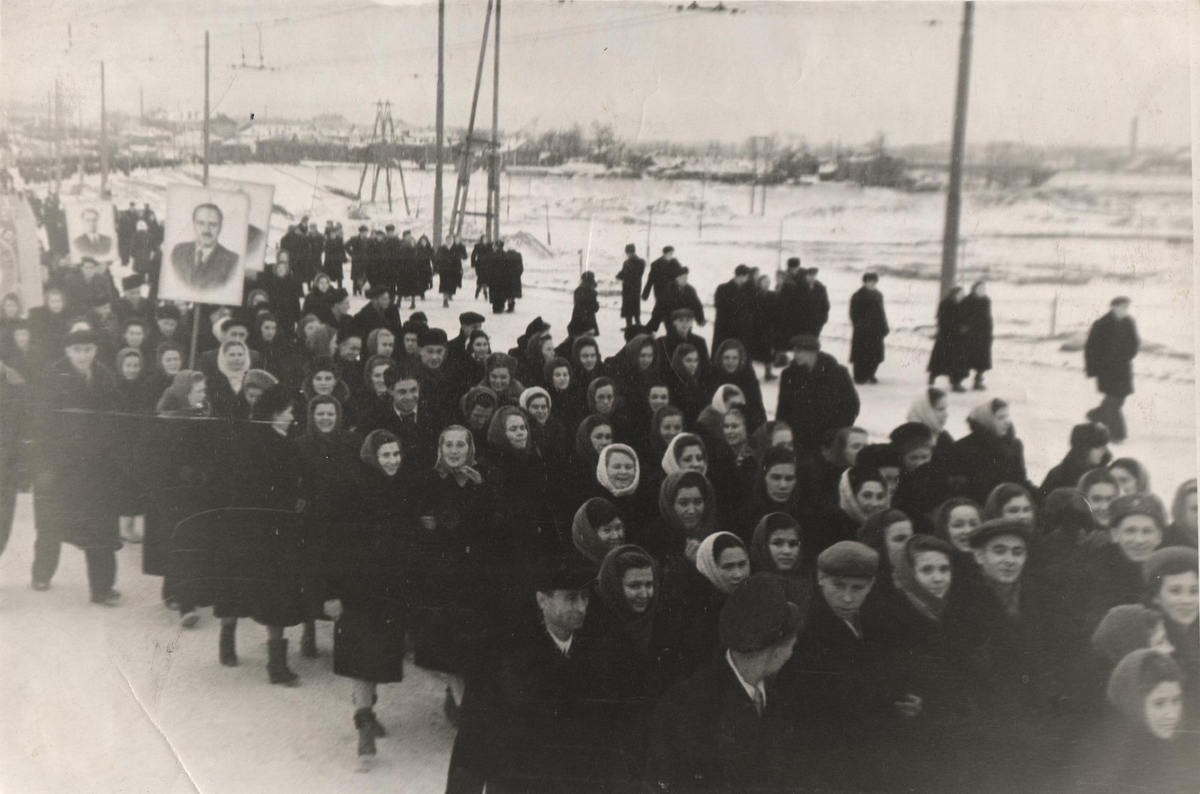 Началось все с этой фотографии - Вадим, потомок работавших на заводе "Сантехприбор", выложил ее в историческую группу в "мордокнигу"