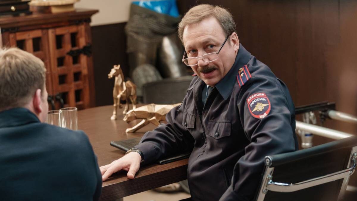    Кадр из сериала «Девушки с Макаровым»: Георгий Дронов в роли заместителя начальника ОВД Бутово Романа Жилина / Фото: Пресс-служба ТНТ