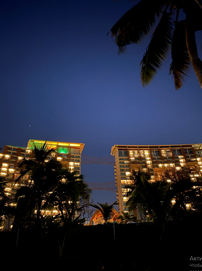 Яркий красавец «Центара Гранд Мираж» в сумерках!