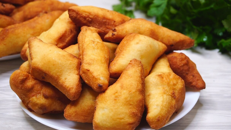 Для приготовления потребуется только кефир, мука и лук. Баурсаки с луком на кефире.