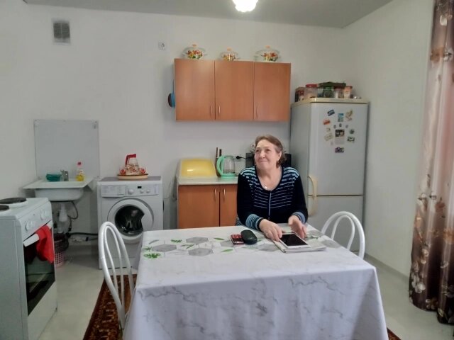    Пенсионерка Валентина Кравцова много лет прожила в деревянном бараке, а теперь очень рада своей новой квартире. Фото: Правительство Красноярского края