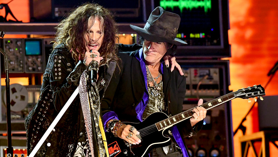 Стивен Тайлер и Джо Перри во время выступления на сцене (Источник: Jeff Kravitz / FilmMagic)