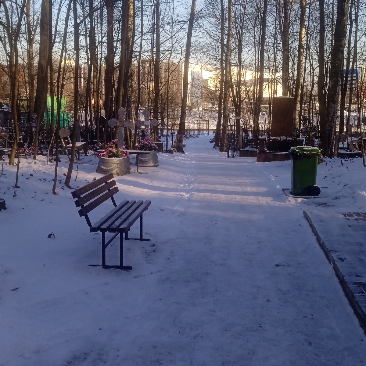 Пешеходная дорожка через кладбище.