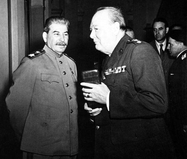 Сталин и Черчилль в ходе Ялтинской конференции. Источник: Getty Images.