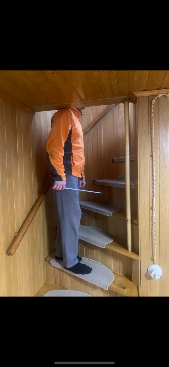 Без коментариев. Лестница из сосны.