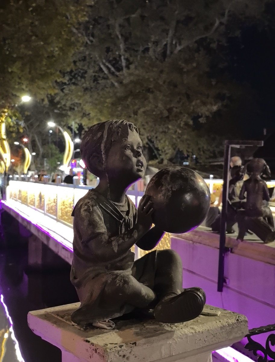 Фигурки на мосту набережной Ялова. 