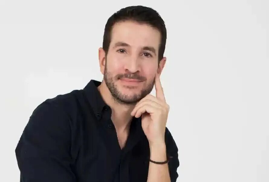 Алекс Михаэлидис - успешный автор разножанровых психологических триллеров. 