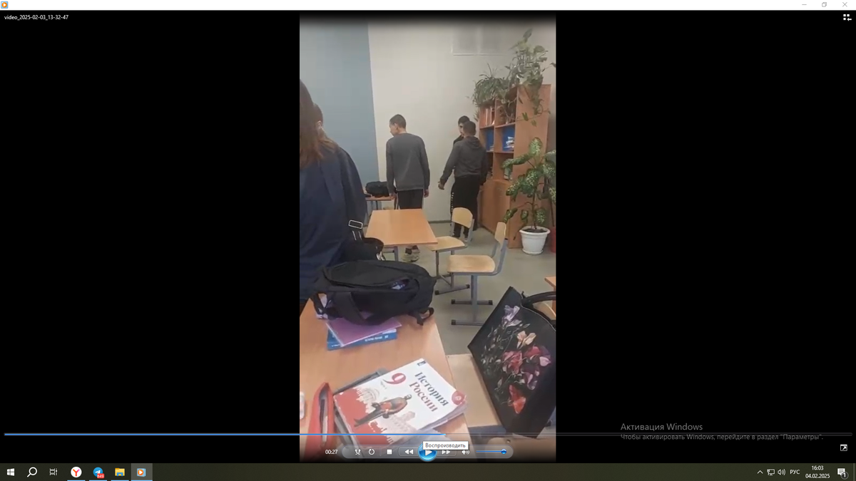 Вот как все начиналось. Участники возле шкафа. Скрин автора