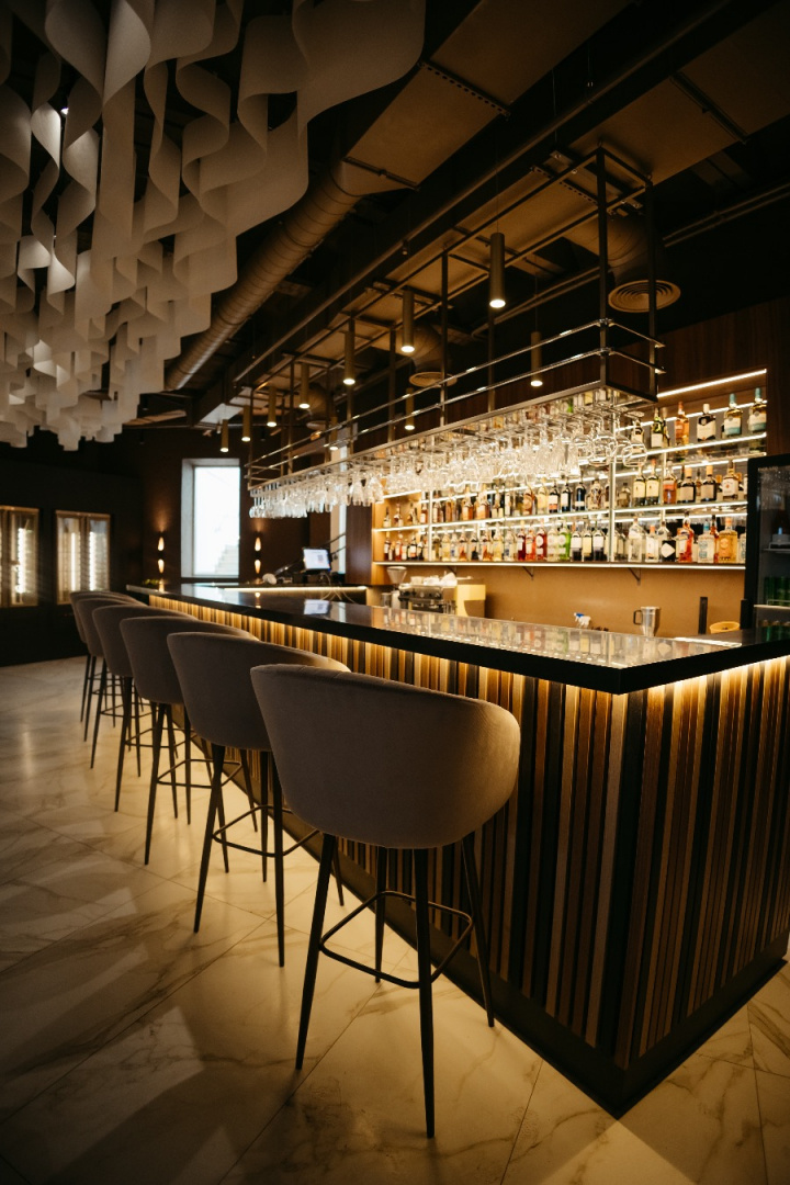 Барная стойка и винные шкафы нашего производства для ресторана Saga в г. Чебоксары