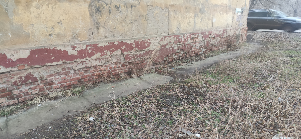 Дом постепенно просаживается и рушиться