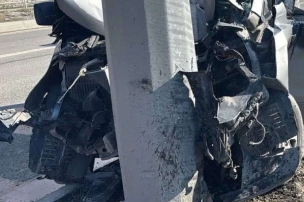    На Кубани после въезда на машине в опору ЛЭП погиб водитель