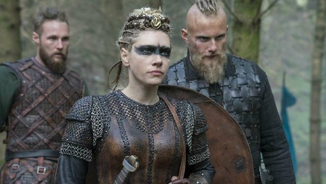 Еще один современный тренд: скандинавские викинги прячутся за спиной женщины.