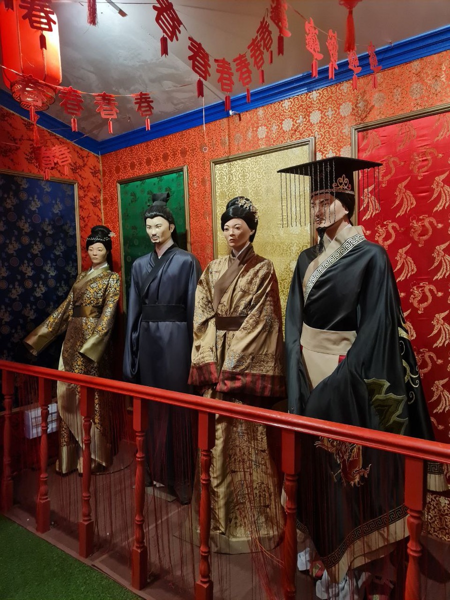 Небольшая экспозиция национального китайского костюма