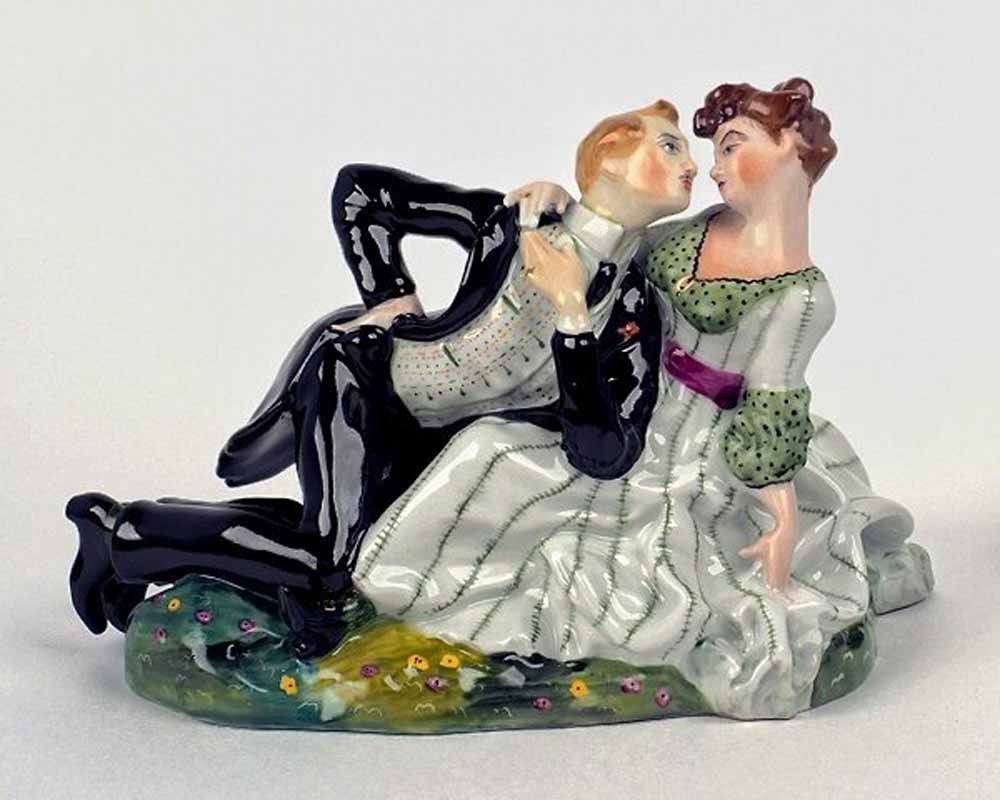    Ценятся фарфоровые статуэтки раннего советского периода известных мастеров 1920-30-х гг. На фото – один из таких примеров: статуэтка по эскизам К. Сомова. «Влюблённые». Фото: АиФ/ Фото: Дмитрий Черняков