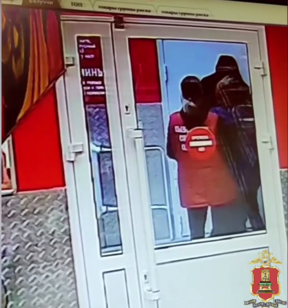 Продавцы отважно пытались не дать уйти грабителю