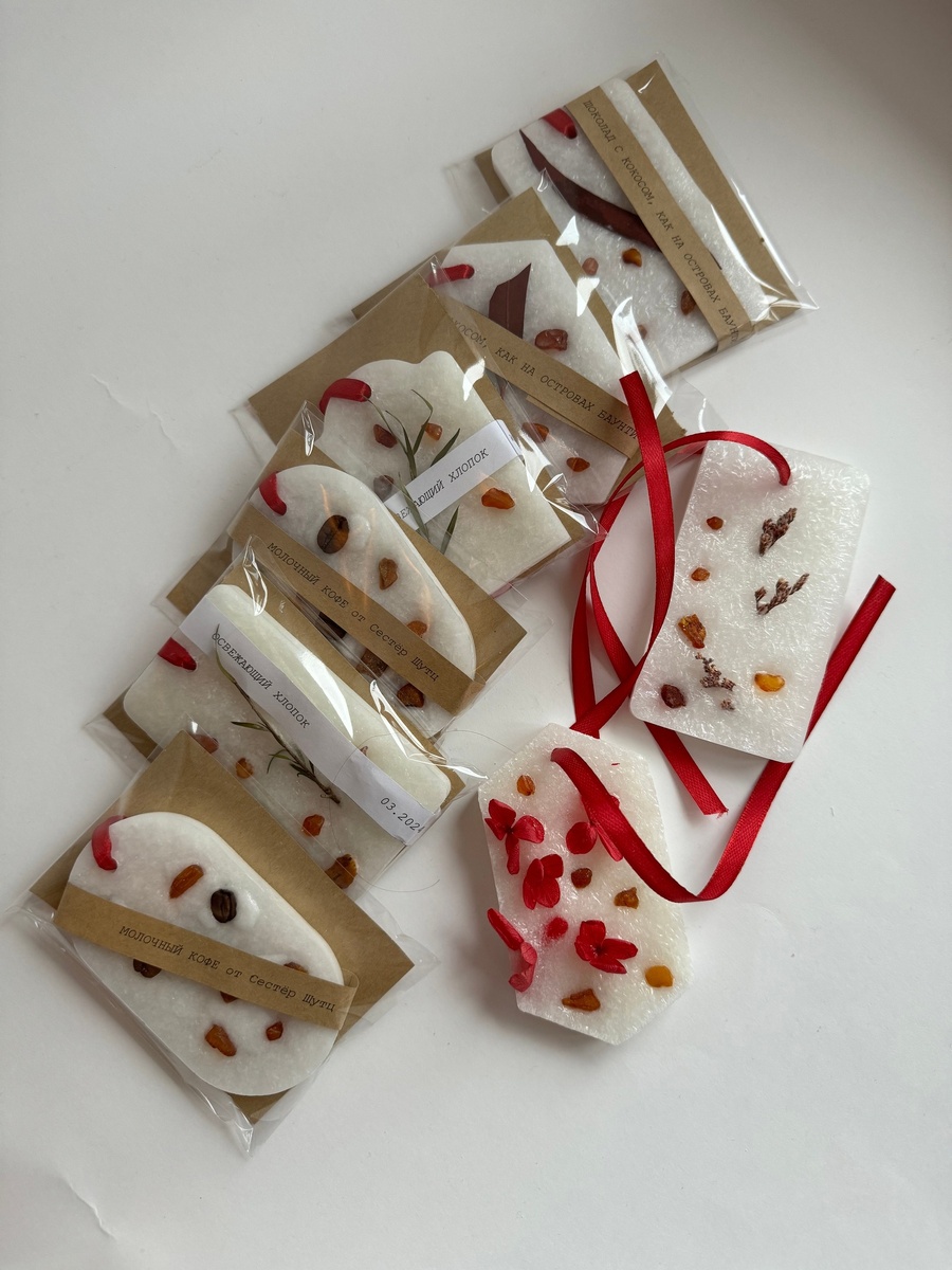 На фото представлены аромасаше из пальмового воска (стеарина) с использванием балтийского янтаря и сухоцветов для кафе "Сестры Шутц".