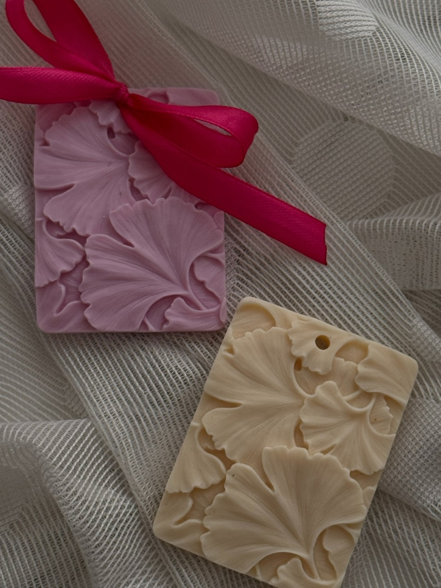 Язык можно поломать, когда произносишь название оттиска этого саше "гингко билоба"..