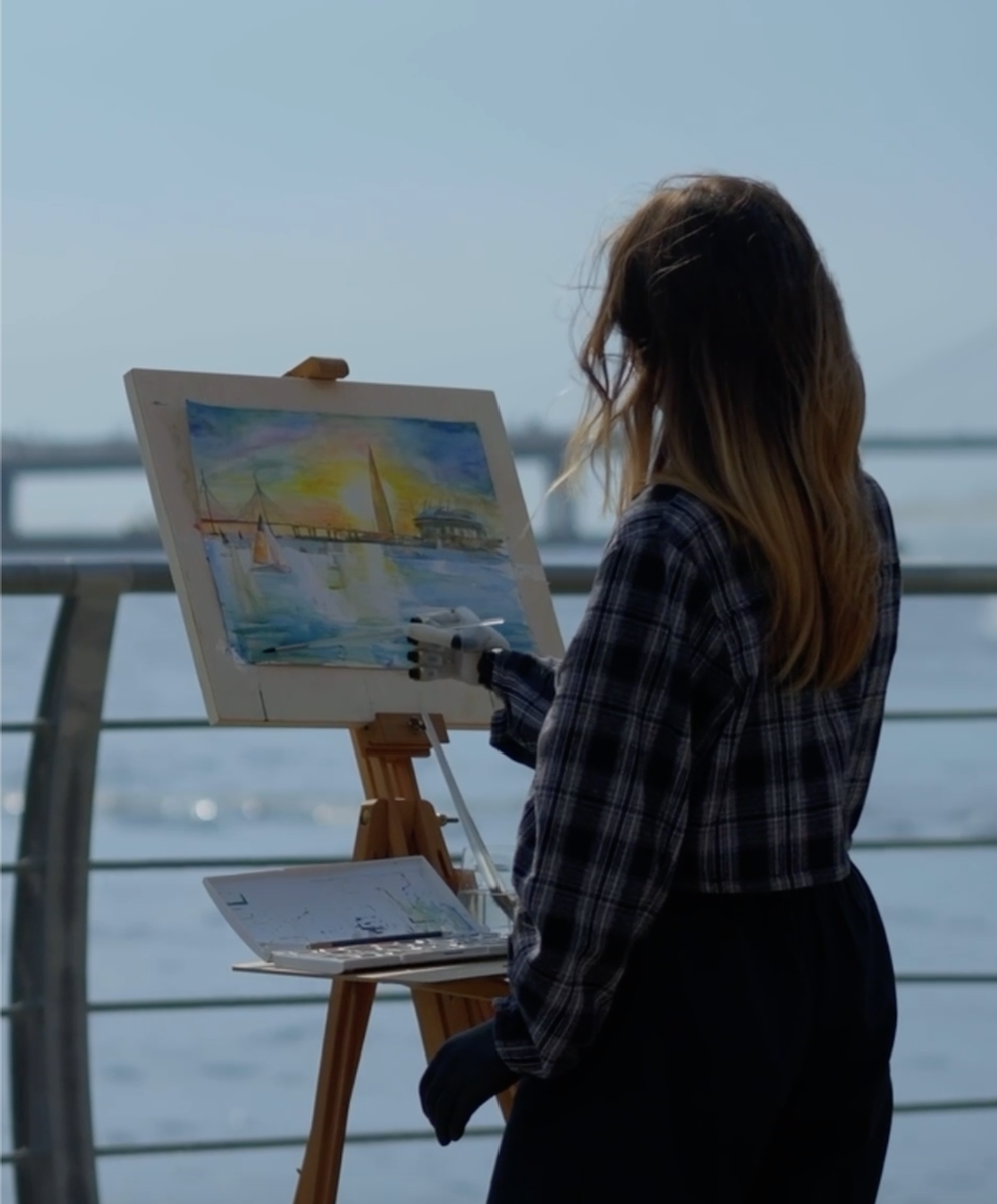 Анастасия нарисовала картину для с помощью новых бионических рук