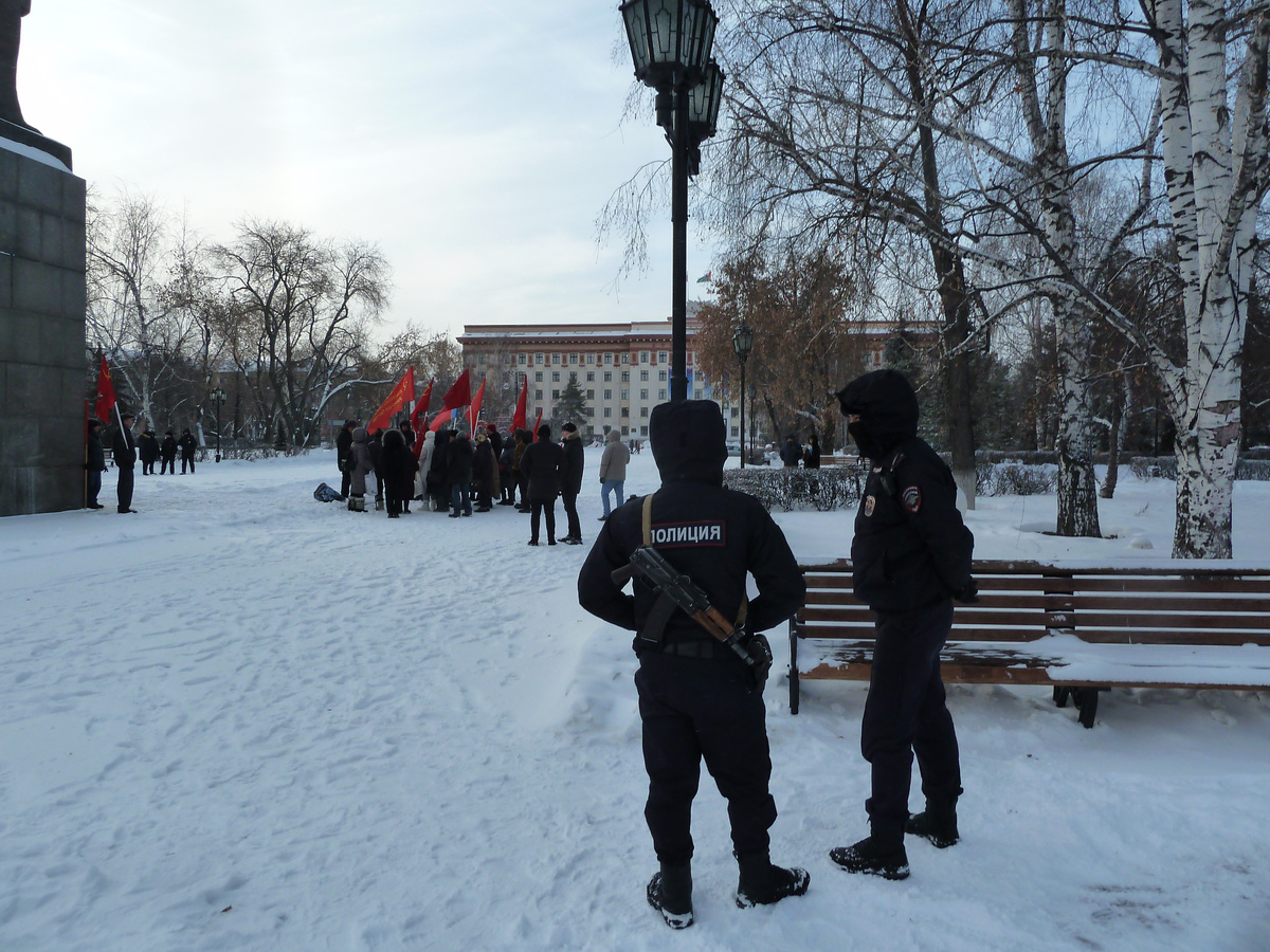 Полиция с автоматами против стариков-пенсионеров