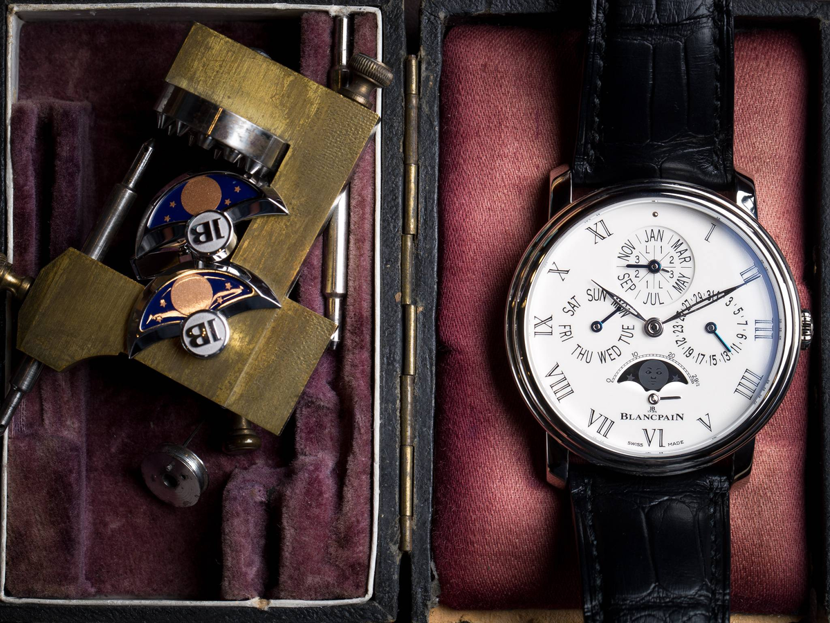 Запонки Blancpain Oscillating Weight из белого золота с часы Blancpain Villeret Quantième Perpétuel в 40 мм корпусе из розового золота с вечным календарем и календарем лунных фаз