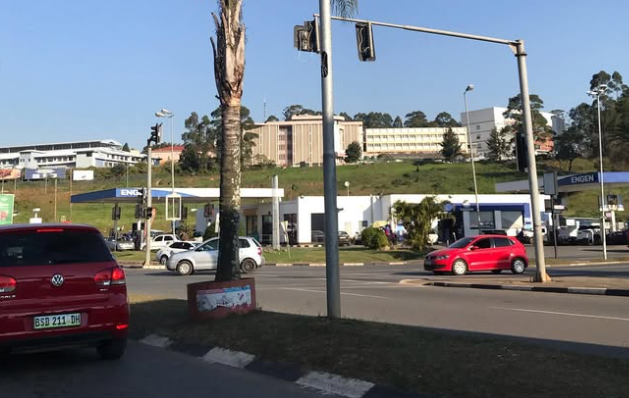 Вот обычный перекрестнок обычного города и госпиталь. А главный тут - король!