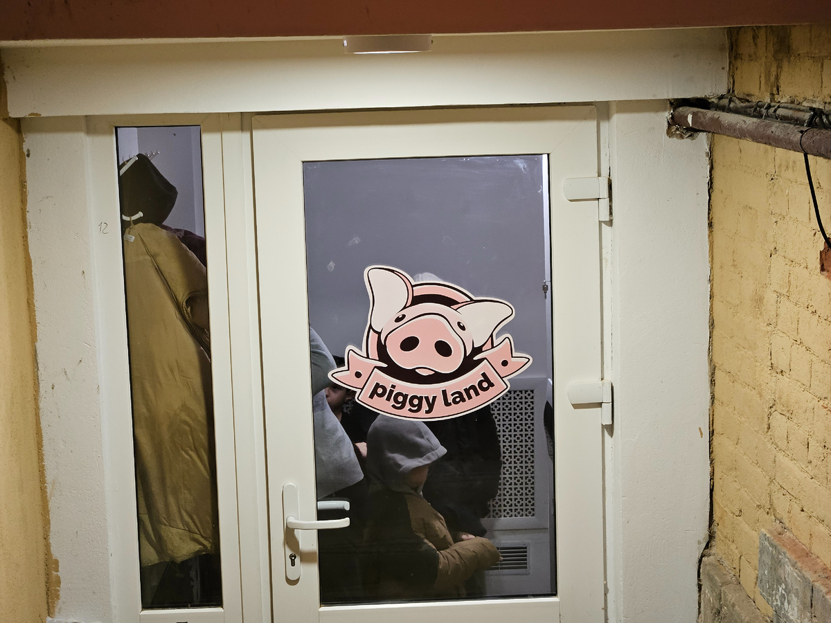 Вход в антикафе.