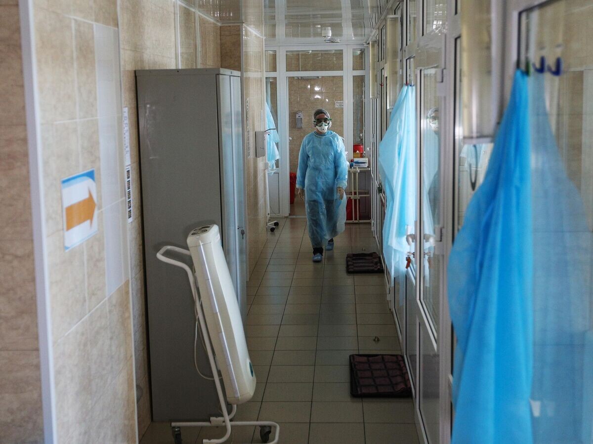    Врач в инфекционном отделении Мурманской областной больницы© РИА Новости / Павел Львов