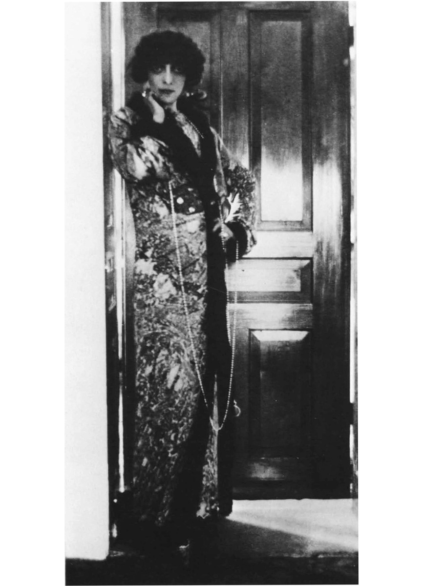 Маркиза Луиза Казати, фотография барона де Мейера. Единственная женщина, которая, по словам Габриэле д'Аннунцио, когда-либо его удивляла, — эксцентричная и экстравагантная Луиза Казати. Она носила ожерелья из змей и отдыхала на подушках из леопардов. «Божественная маркиза» владела дворцом в Милане, еще одним в Венеции и апартаментами в Париже. Там она хранила изображения своих многочисленных любовников, выполненные в виде восковых фигурок. Она пронеслась по Прекрасной эпохе, оставив после себя множество самоубийств и литературных и художественных шедевров.