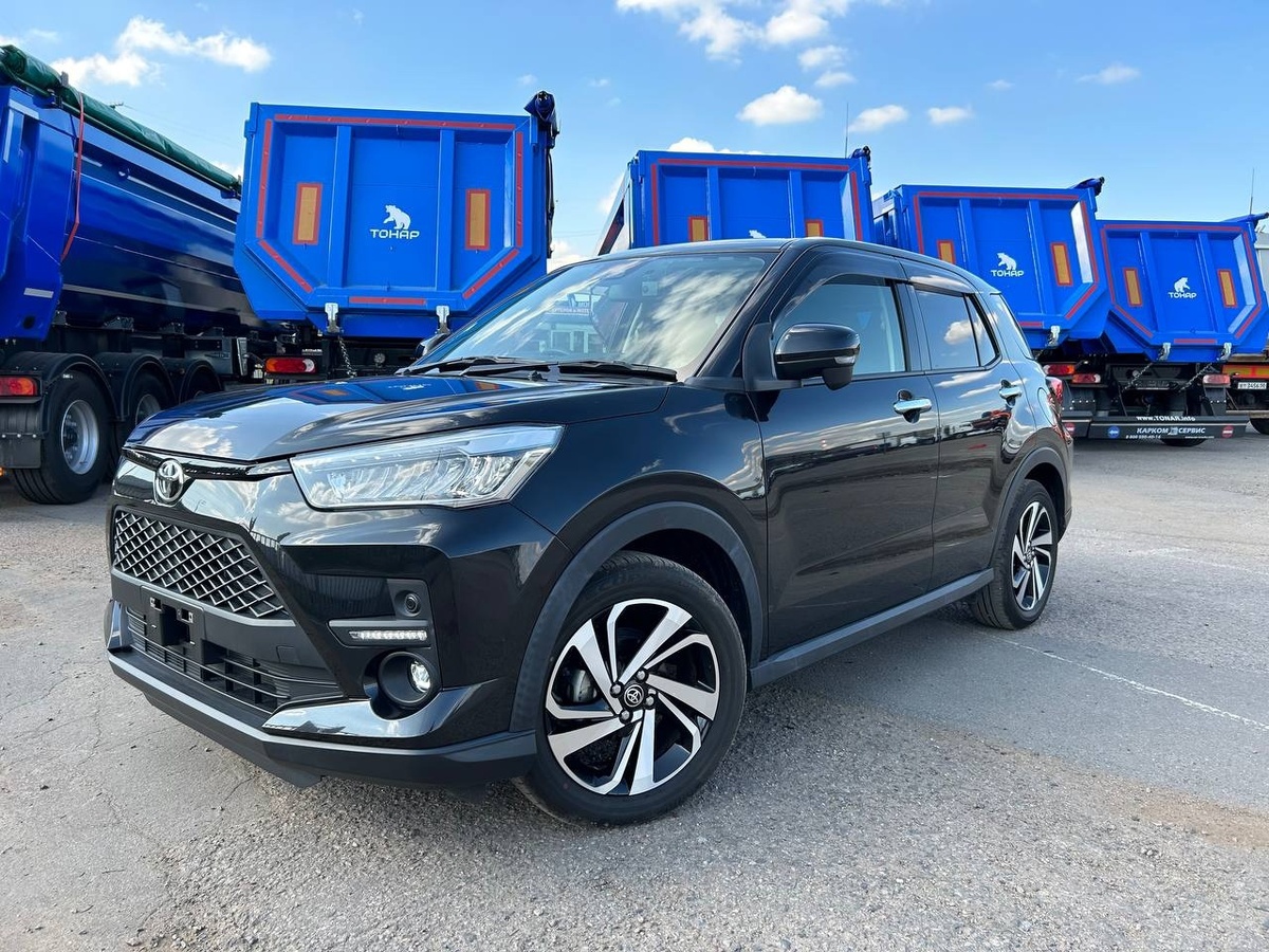 Экстерьер Toyota Raize выглядит свежо, а габариты и динамика идеально вписывают его в ритм большого города