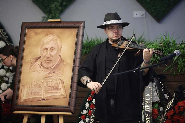    Сегодня под скорбные звуки скрипки в Казани простились с известным бизнесменом и общественным деятелем Михаилом Скоблионком