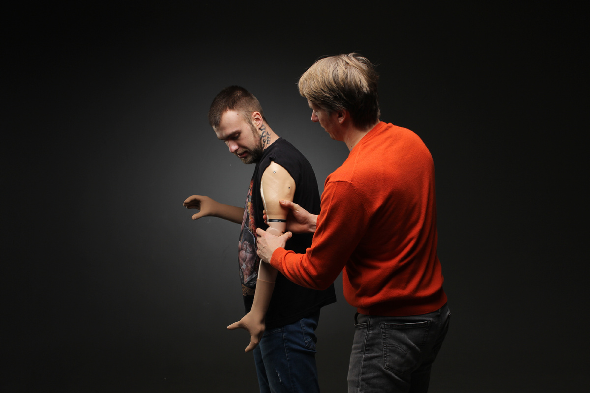 Дмитрий тестирует протезы с протезистом Антоном Кругловым