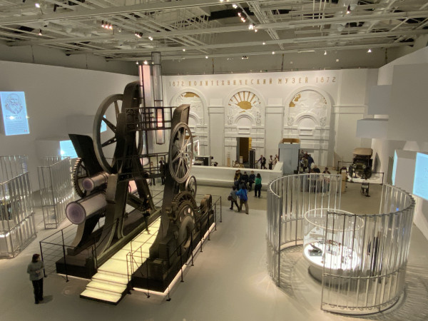 вид на "вводный зал" выставки со второго этажа. автор фото Масю. январь 2025 года