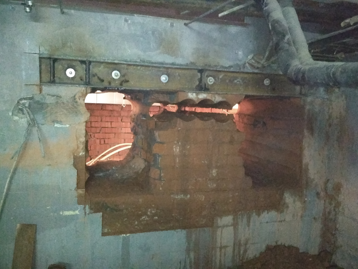 Изготовление оконного проема с усилением в кирпичной стене частного дома