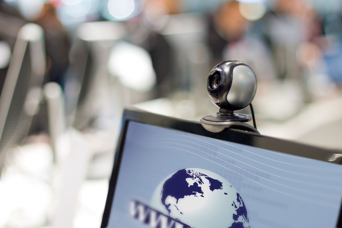 В статье прослеживается эволюция веб-камер, ключевые этапы их развития и новейшие достижения, формирующие будущее цифровой визуализации.