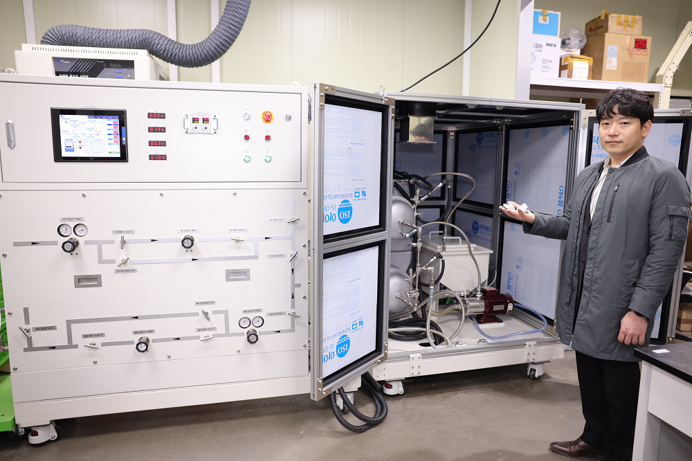 На Тхэ Ук, старший научный сотрудник Корейского института производственных  технологий, рассказывает о водород-аккумулирующих сплавах (Фото  предоставлено Корейским институтом производственных технологий)