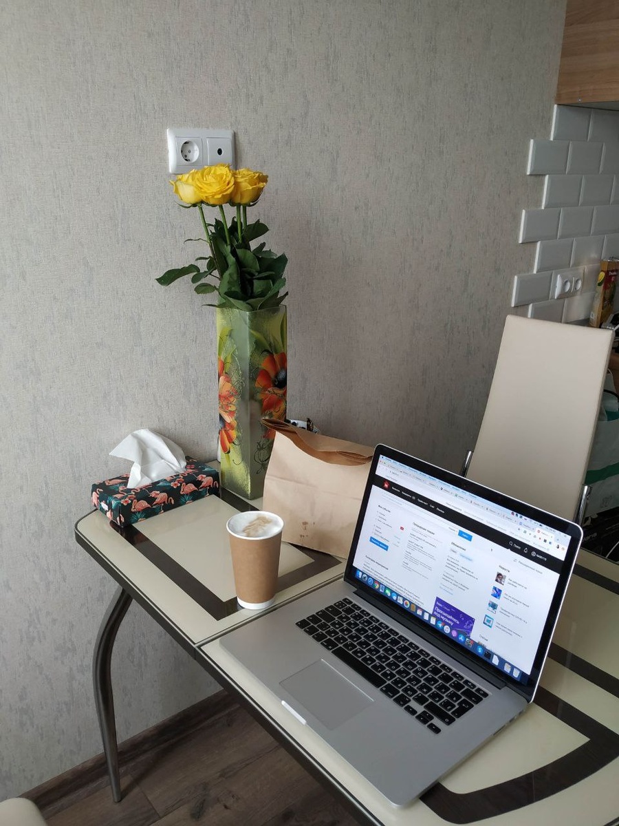 первое рабочее место после ухода на удаленку - прямо за обеденным столом