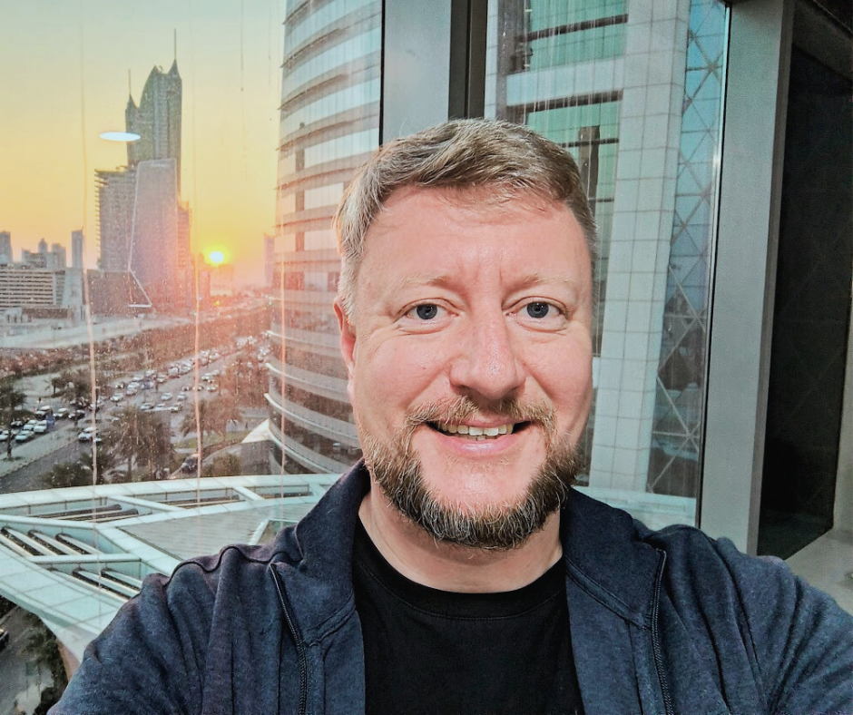 Получаю кайф от работы вечером в офисе. (фото из личного архива)