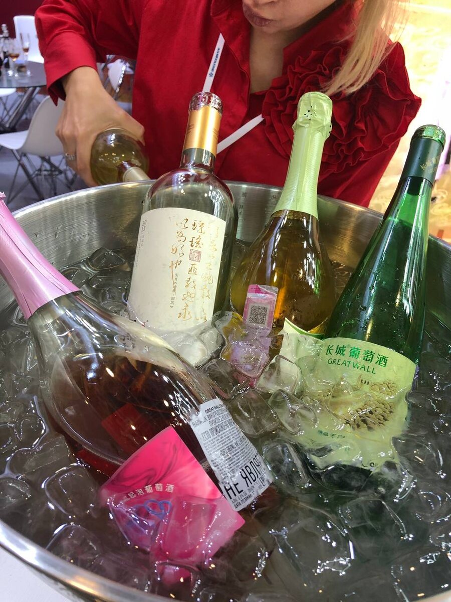 Стенд с китайским вином