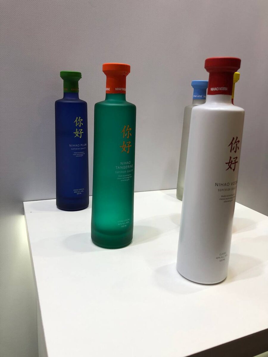 Стенд с китайской беленькой.