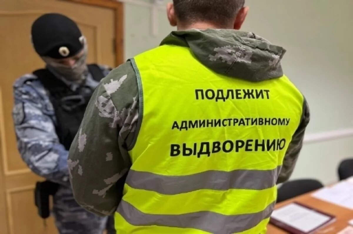    Астрахань отправила на родину 65 иностранных граждан